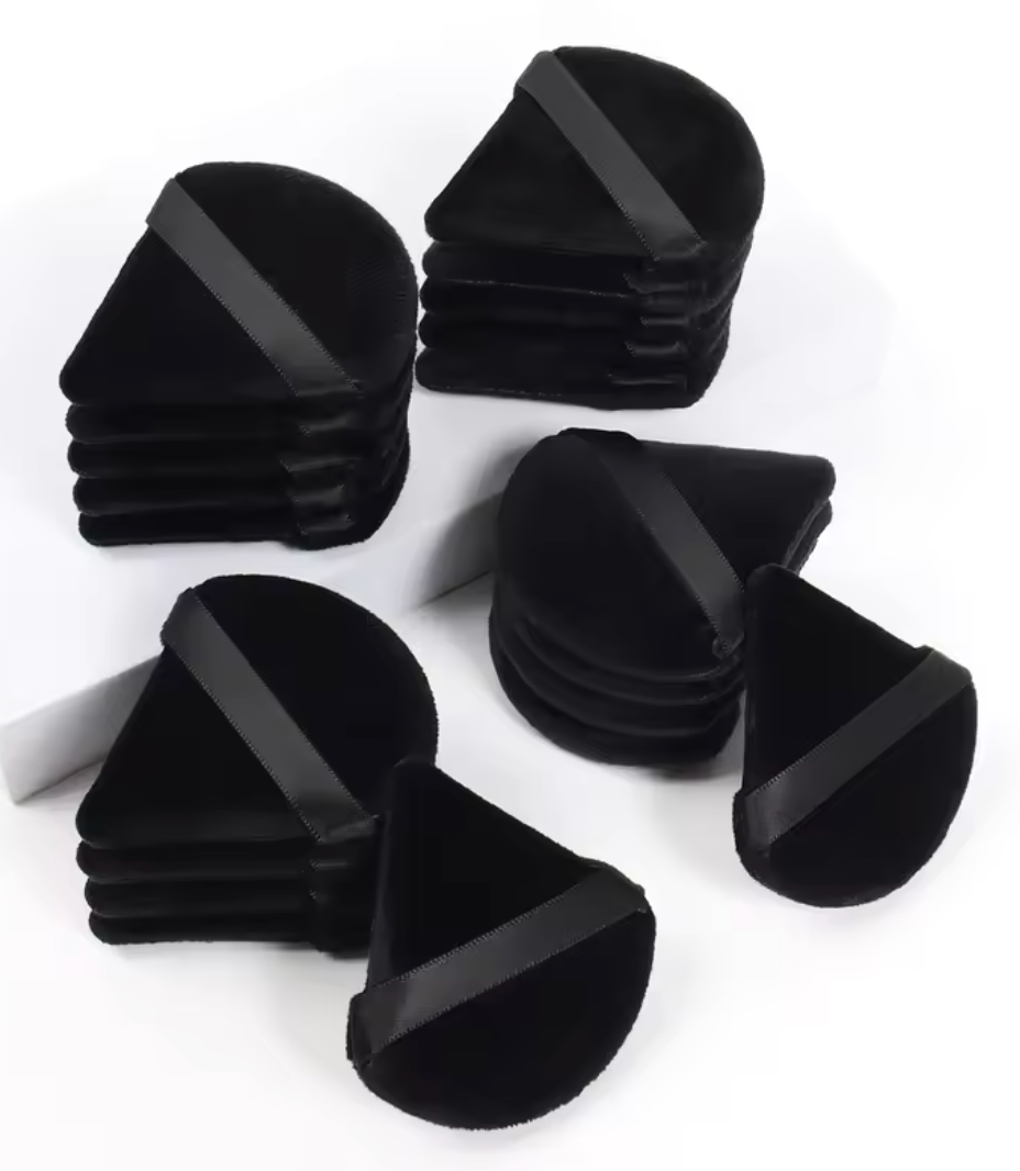 Musta kolmionmuotoinen meikkisieni kasvoille