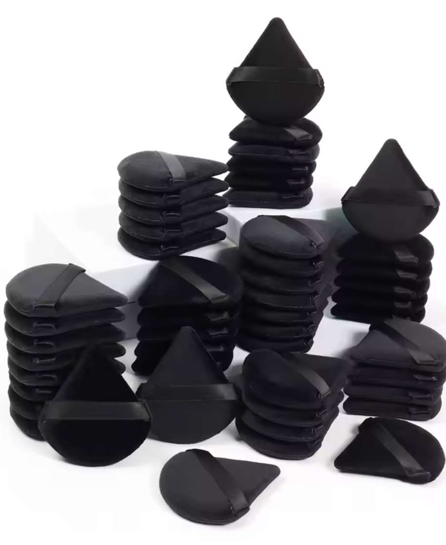 Musta kolmionmuotoinen meikkisieni kasvoille