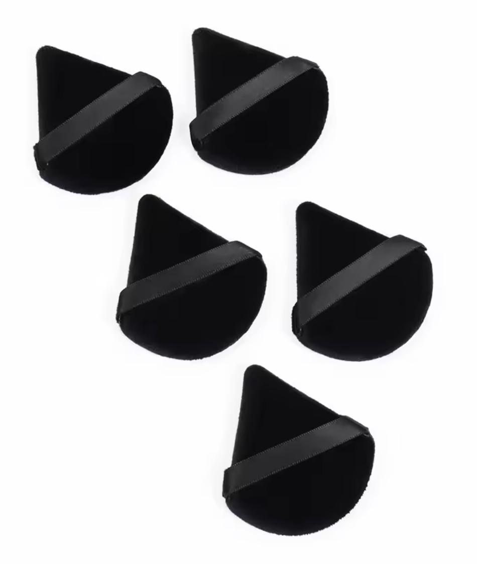 Musta kolmionmuotoinen meikkisieni kasvoille